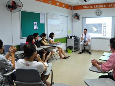 Sinh viên dạy tiếng anh
